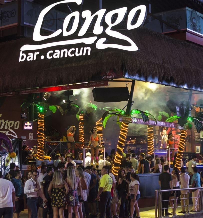 Congo bar cancun, people waiting to get into bar