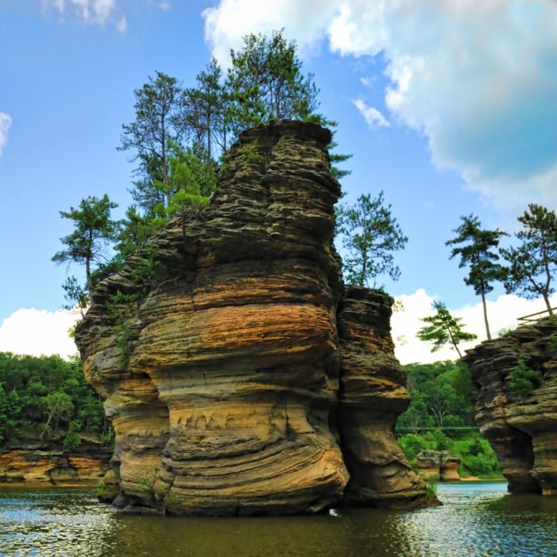 A river view of the tourist attraction of Wisconsin Dells sandstone formation.