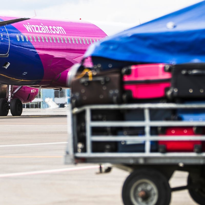 luggage with wizzair plane