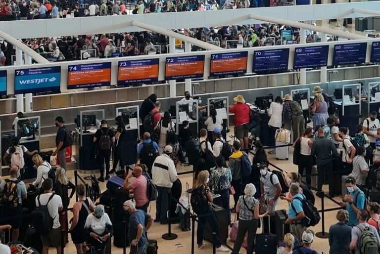 Cancun Traffic Gets So Chaotic Travelers Forced To Walk To Airport